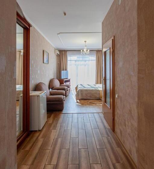 سوییت جونیور, Palace Ukraine