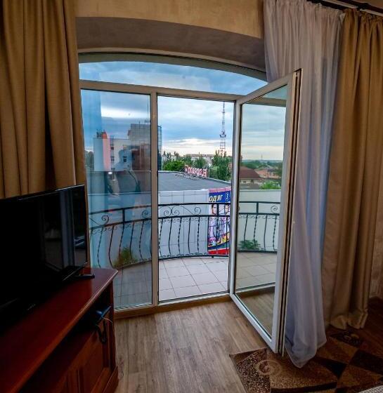 سوییت جونیور, Palace Ukraine