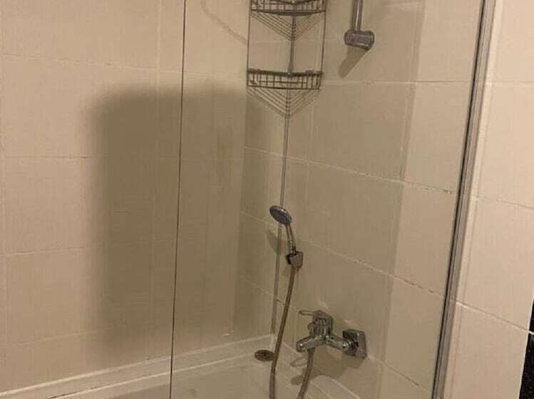 اتاق لوکس, Paradise Island