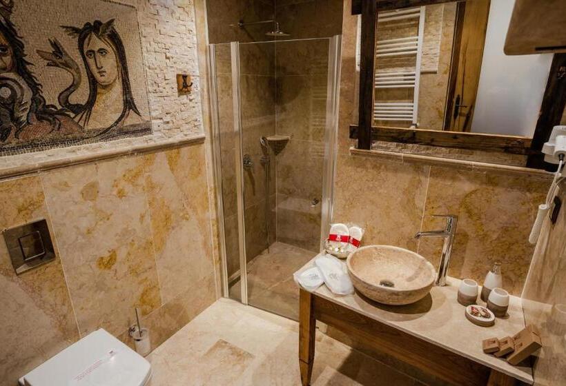 سوییت جونیور, Sultan Cave Suites