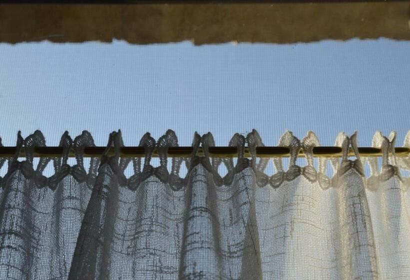 شقة غرفة واحدة, Maestà Delle Quattro Chiavi