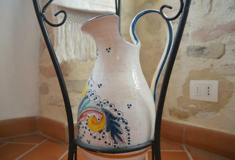 דירת חדר, Maestà Delle Quattro Chiavi