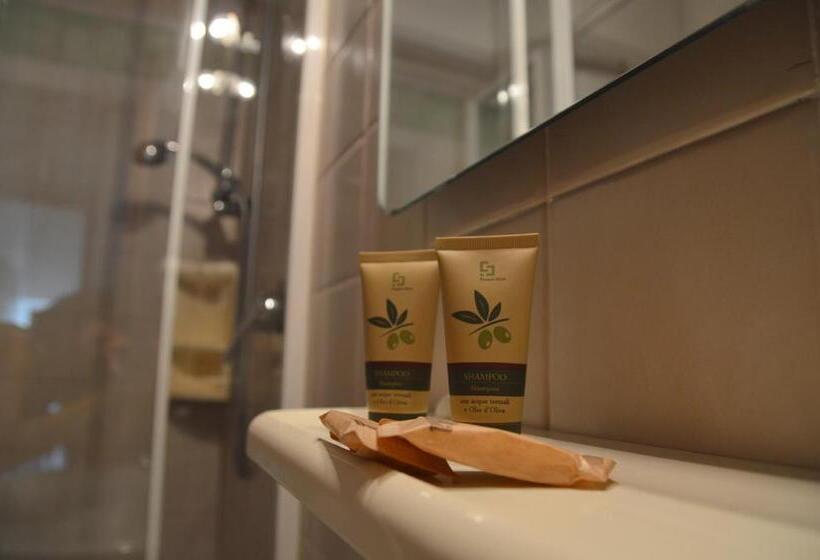 דירת חדר, Maestà Delle Quattro Chiavi