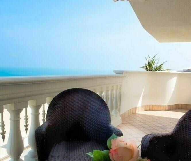 غرفة سوبيريور مطلّة علي البحر, Guerra