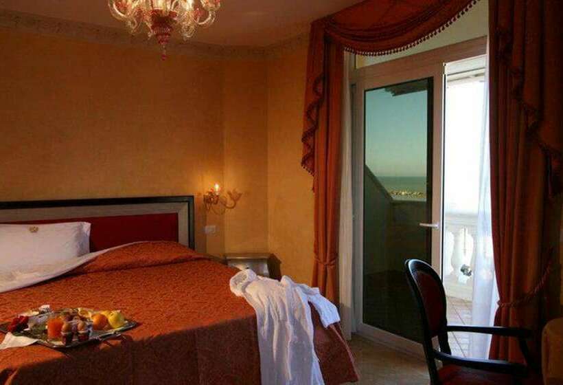 غرفة سوبيريور مطلّة علي البحر, Guerra