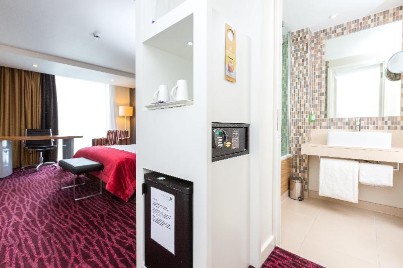 Номер Стандарт Адаптированный для Инвалидов, Holiday Inn Express Hotel & Suites Goldsboro   Base Area, An Ihg