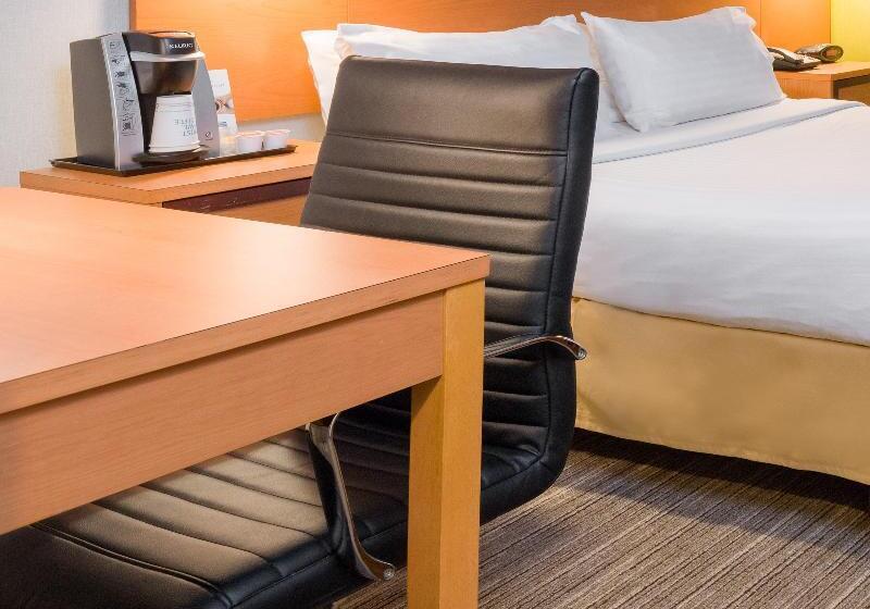 Номер Стандарт Кровать Кинг Адаптированный для Инвалидов, Holiday Inn Express Hotel & Suites Goldsboro   Base Area, An Ihg