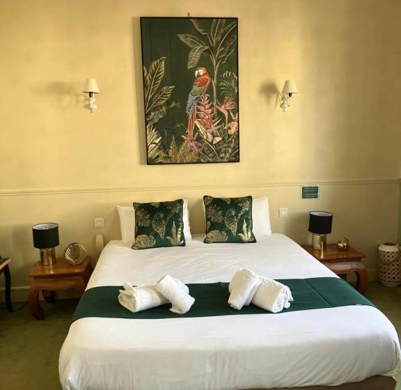 חדר משפחתי, Hôtel De La Côte Fleurie