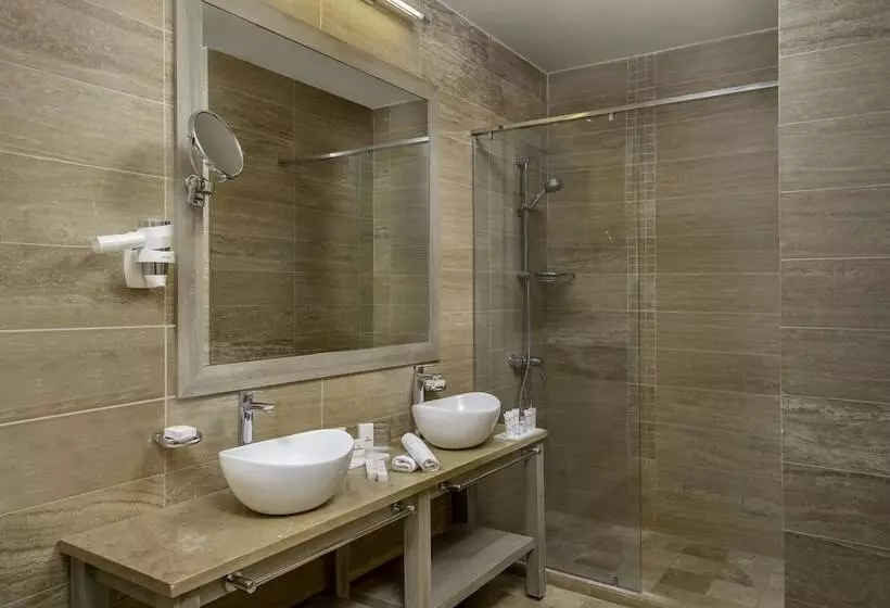اتاق لوکس چهار تخته, Republica Hotel Yerevan