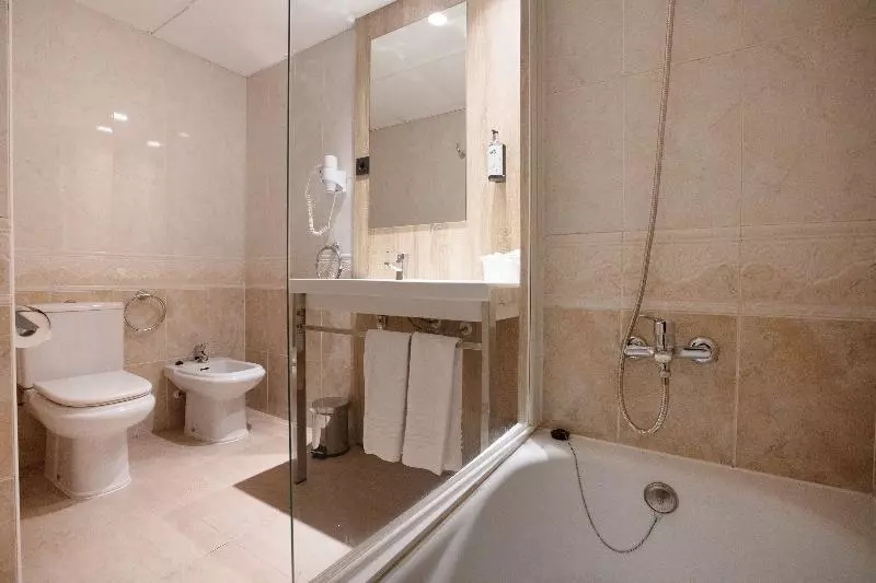 اتاق لوکس چهار تخته, Republica Hotel Yerevan