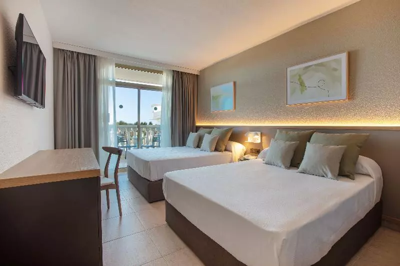 اتاق لوکس چهار تخته, Republica Hotel Yerevan