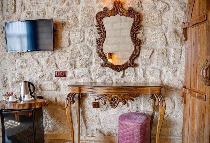 اتاق لوکس با چشم‌انداز شهر, Efendi Cave