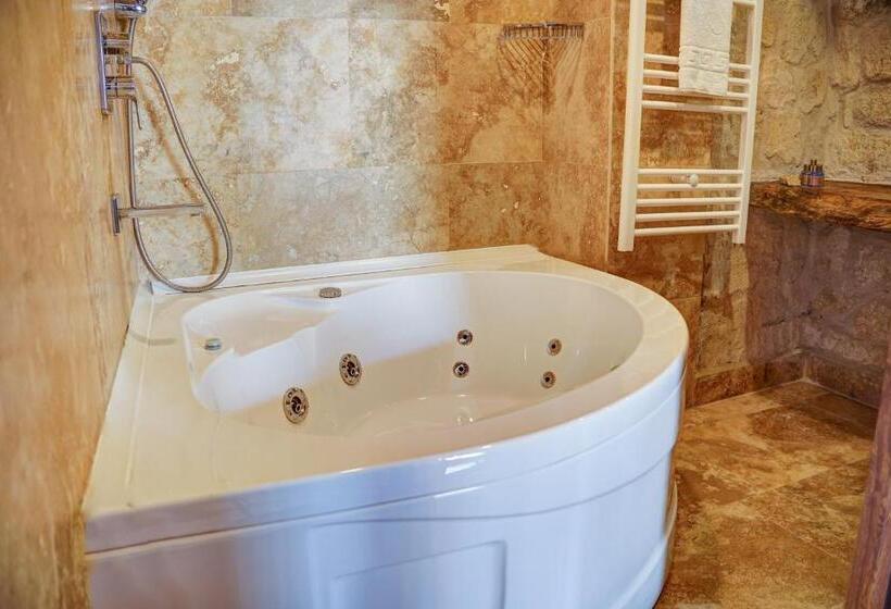 اتاق لوکس با چشم‌انداز شهر, Efendi Cave