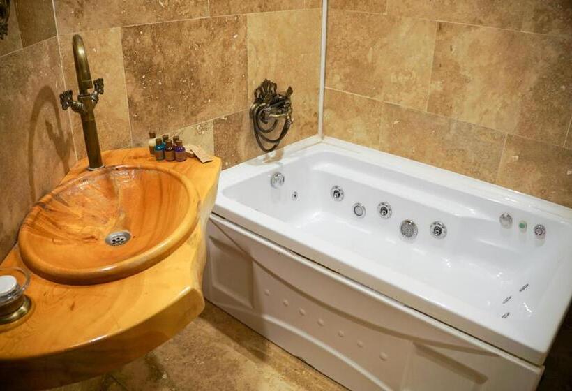 اتاق لوکس با تخت بزرگ, Efendi Cave