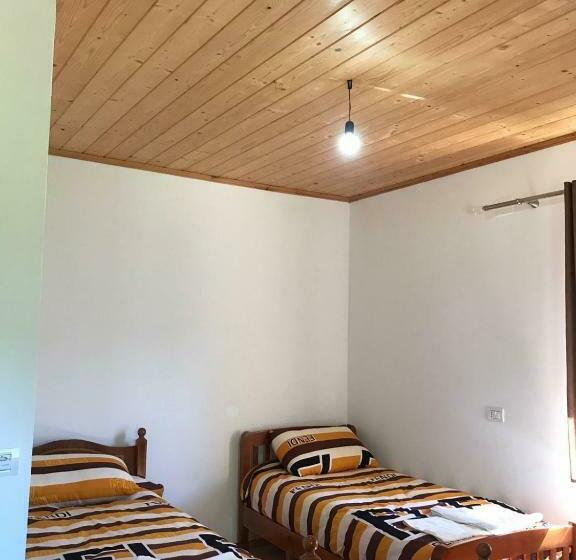 Cameră Triplă Standard, Elvis Blini Thethi