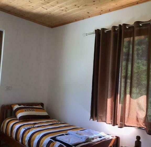 Cameră Triplă Standard, Elvis Blini Thethi