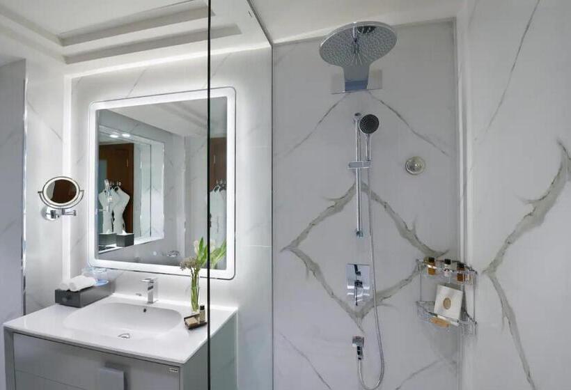 اتاق لوکس با چشم‌انداز دریا, Wyndham Grand Doha West Bay Beach