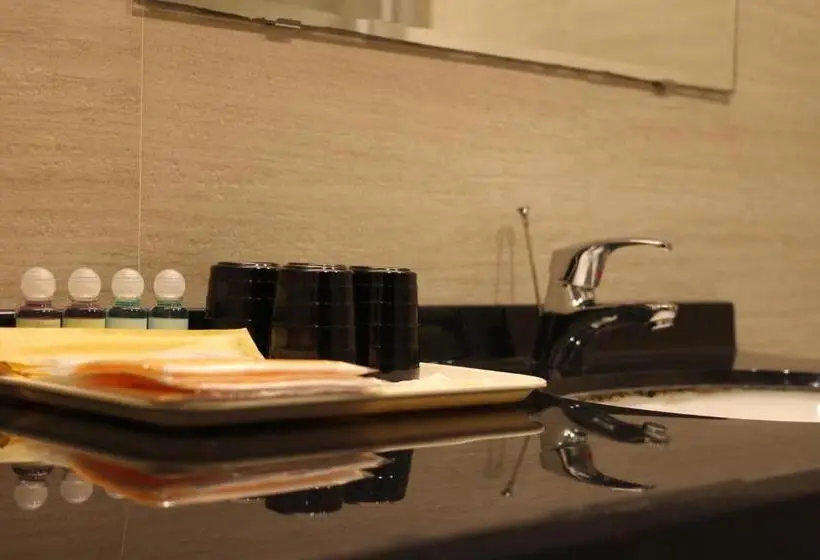 اتاق لوکس خانوادگی, Home Full