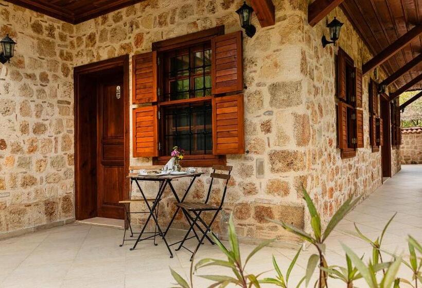 سوئیت جونیور با چشمانداز باغ, Zemira Garden