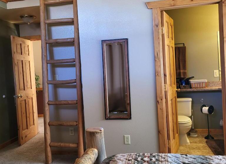 غرفة قياسية مزوَّدة بتراس, Buffalopeaks Lodge