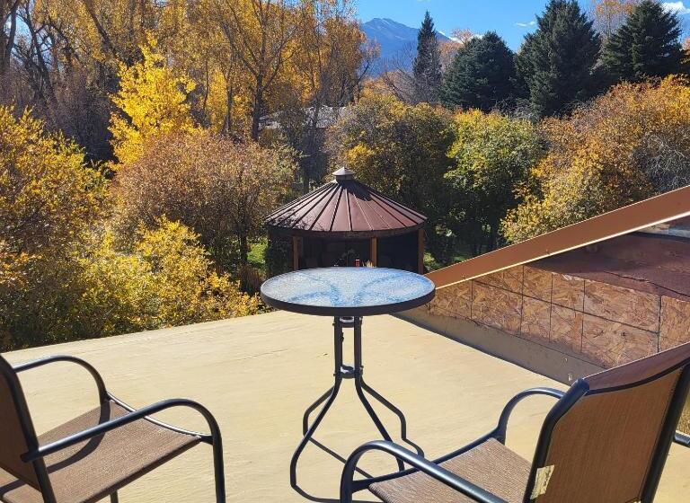 غرفة قياسية مزوَّدة بتراس, Buffalopeaks Lodge