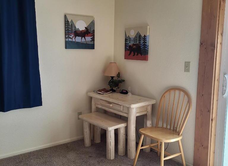 غرفة قياسية مزوَّدة بتراس, Buffalopeaks Lodge