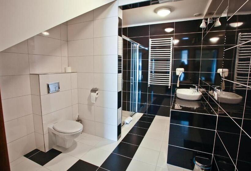 高级工作室, Chabrowy Dworek