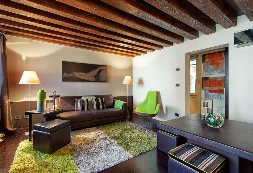 سوییت, Charming House Iqs