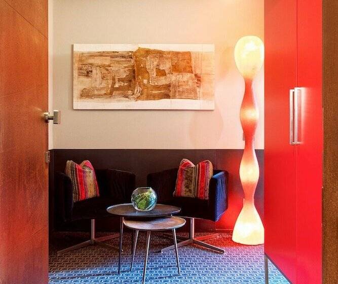 سوییت لوکس, Charming House Iqs