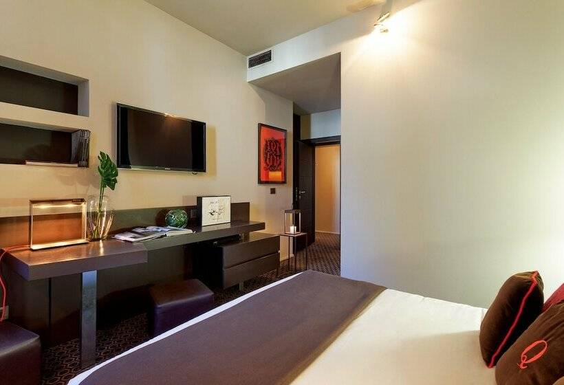 سوییت لوکس, Charming House Iqs