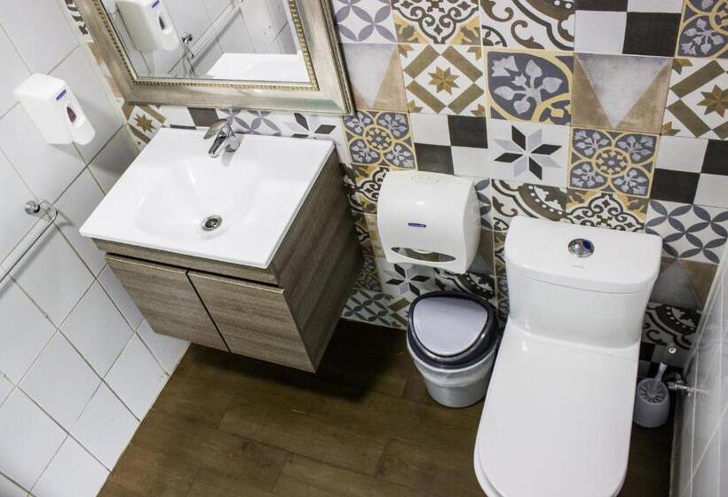 Standard Cuadruple Room Shared Bathroom