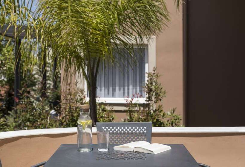 اتاق خانوادگی, Lena Mare Boutique