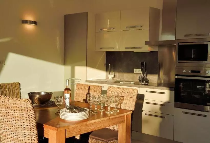 2 Bedroom Comfort Suite Sea View, Résidence & Hôtel Aria Marina