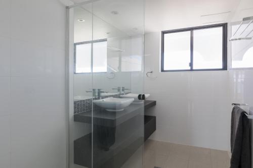 Апартаменты 3 Спальни Вид на Море, Spindrift On The Beach Absolute Beachfront