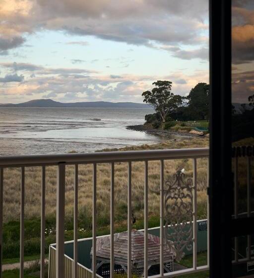 اتاق اجرایی, The Waterloo