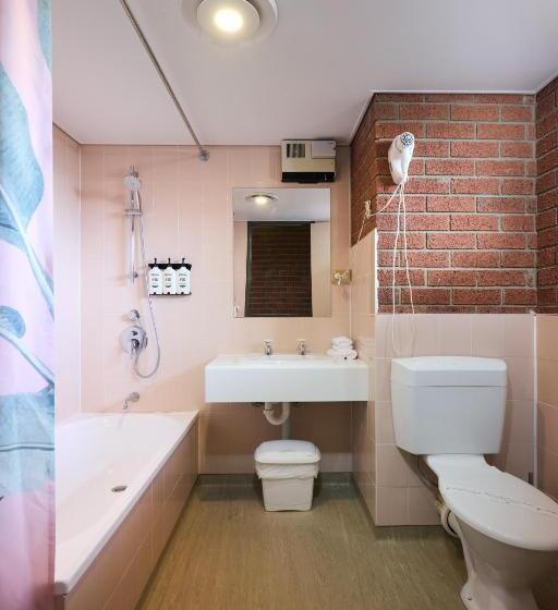 اتاق لوکس, The Waterloo