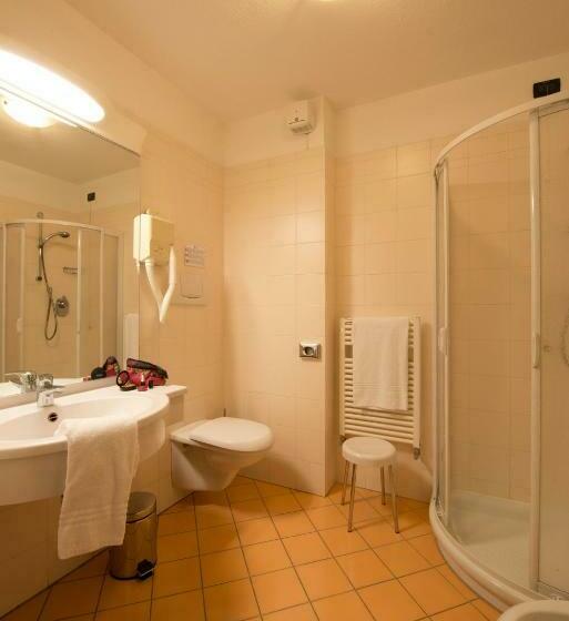 חדר סטנדרט לשלושה, Tourist