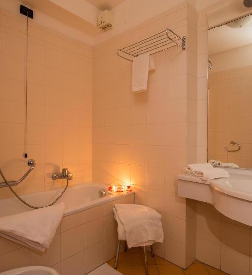 חדר סטנדרט לארבעה, Tourist