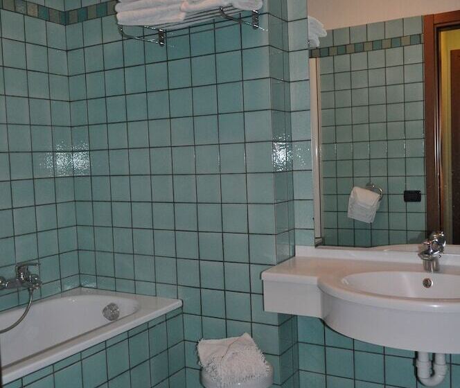 חדר סטנדרט לארבעה, Tourist