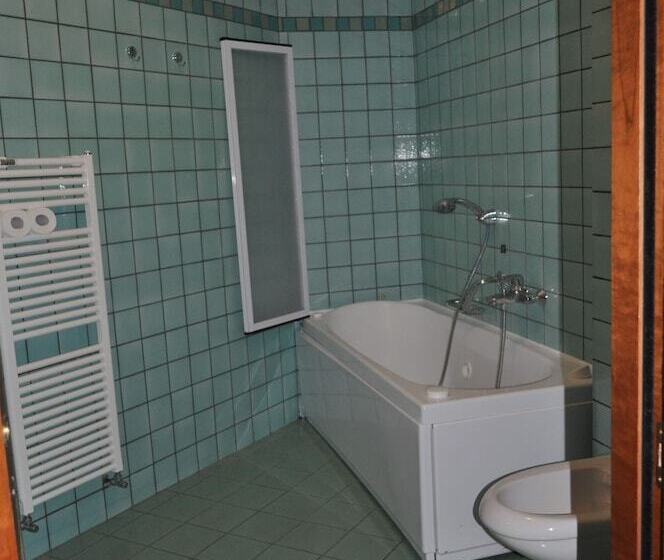 חדר סטנדרט לארבעה, Tourist