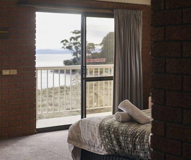 اتاق اجرایی, The Waterloo