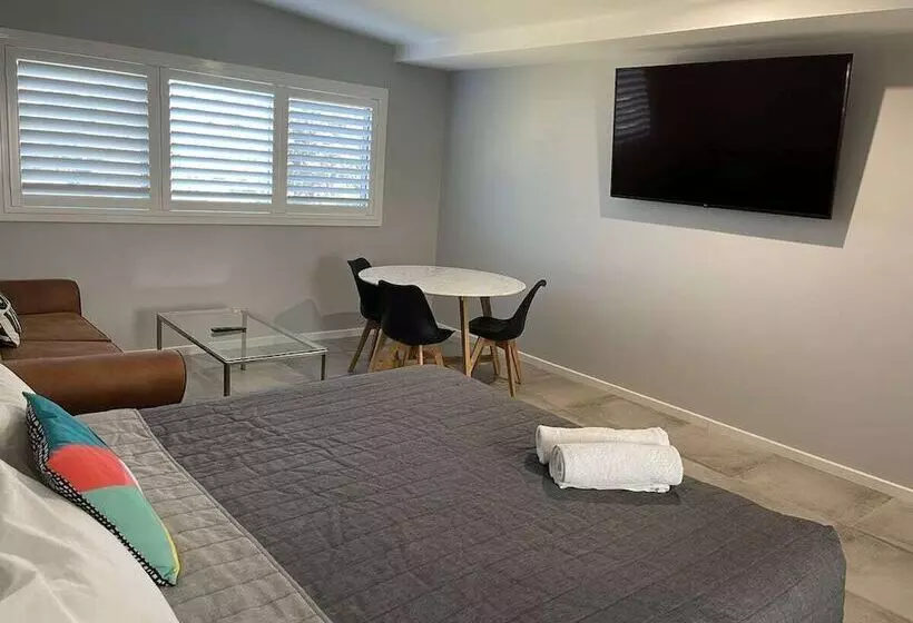 スタンダードスタジオ, Jesmond Executive Villas