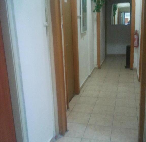 מיטה בחדר משותף, Momos Hostel