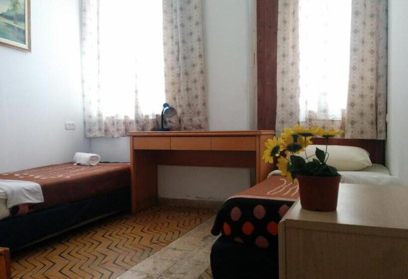 חדר אקונומי, Momos Hostel