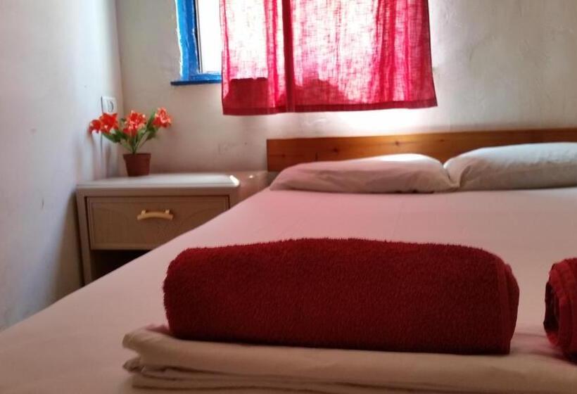 חדר אקונומי, Momos Hostel