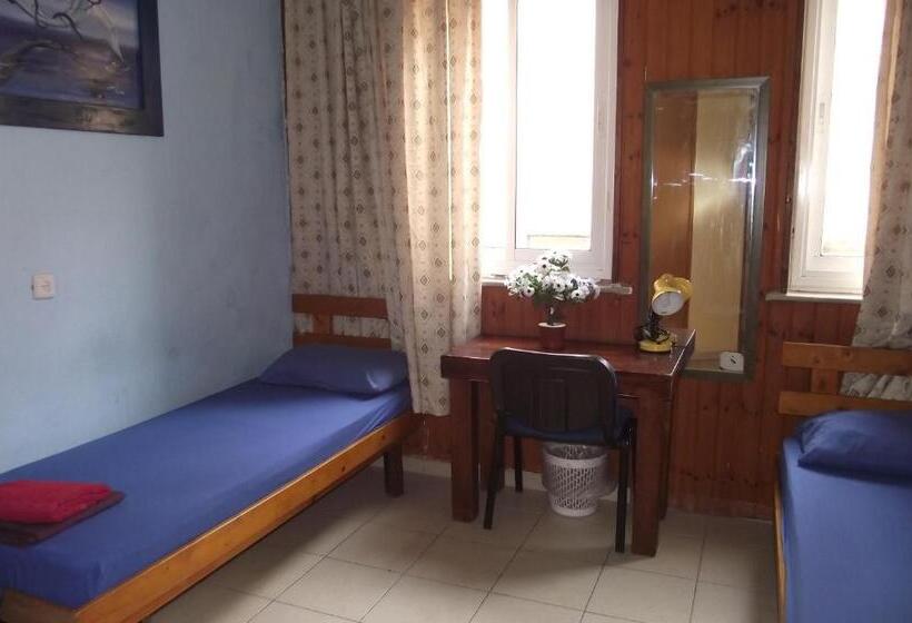 חדר אקונומי, Momos Hostel