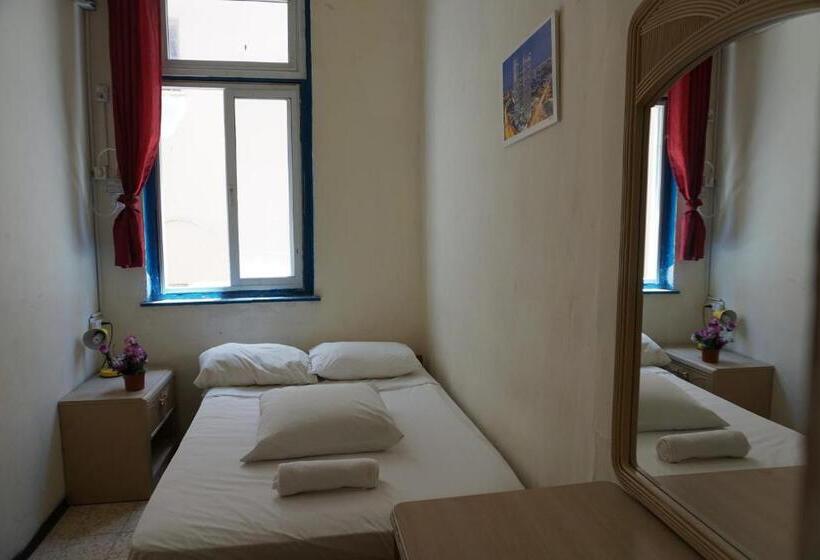 חדר מוזל מקלחת משותפת, Momos Hostel