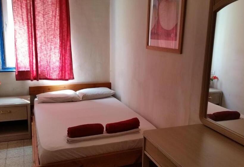 חדר מוזל מקלחת משותפת, Momos Hostel