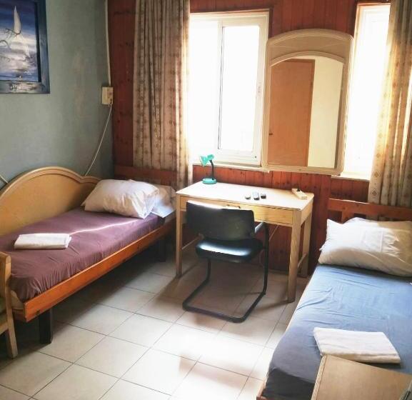 חדר מוזל מקלחת משותפת, Momos Hostel