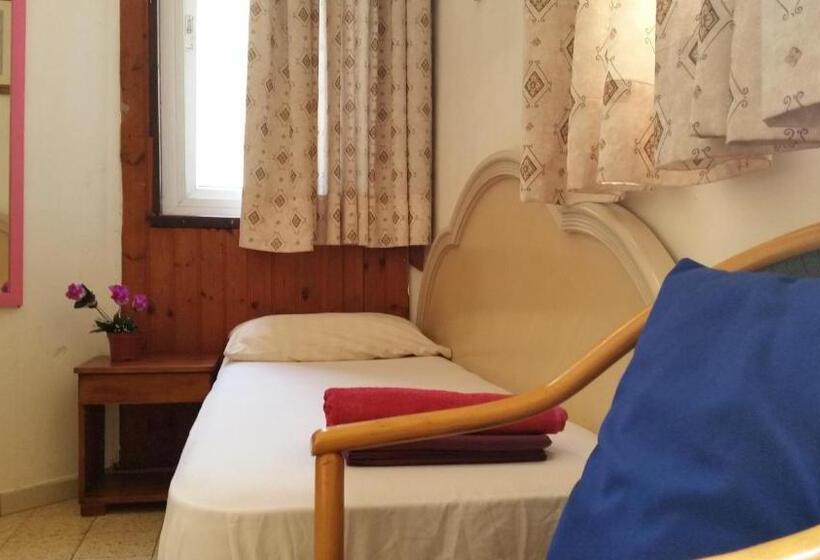 חדר סטנדרד יחיד חדר אמבטיה משותף, Momos Hostel